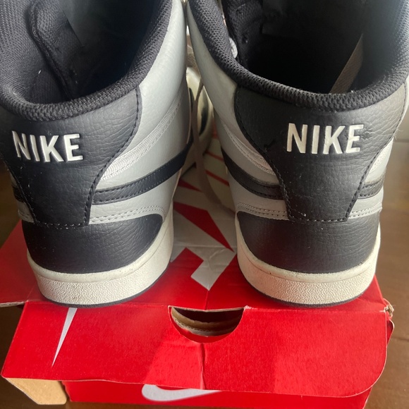 Men’s size 10.5 (10 1/2) Nike Court visions. - Picture 3 of 4